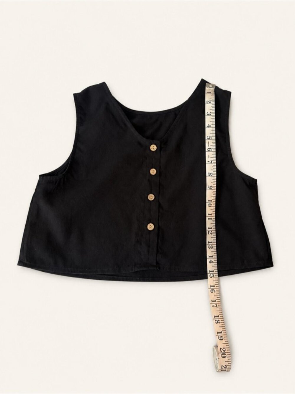 Button-Front Cropped Tank Top - Picture 3 of 6